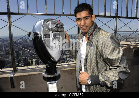 Amir Khan, en Grande-Bretagne, pose au sommet de l'Empire State Building pendant l'appel médiatique à New York, aux États-Unis. Banque D'Images