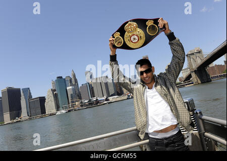 Amir Khan, en Grande-Bretagne, pose devant le pont de Brooklyn pendant l'appel médiatique à New York, aux États-Unis. Banque D'Images