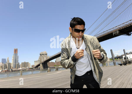 Amir Khan, en Grande-Bretagne, pose devant le pont de Brooklyn pendant l'appel médiatique à New York, aux États-Unis. Banque D'Images