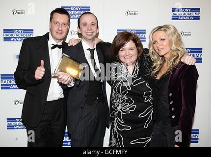 Danielle Spencer (à droite) présente le Jack FM 106 d'Oxfordshire avec le prix Best Saation Imaging aux Sony radio Academy Awards 2010 au Grosvenor House Hotel, Londres Banque D'Images