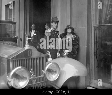 Lord et Lady Louis Mountbatten assistent au mariage de sa sœur, Lady Louise Mountbatten, au prince héritier Gustaf Adolf de Suède, à la chapelle royale, au Palais St Jame, Londres. Banque D'Images