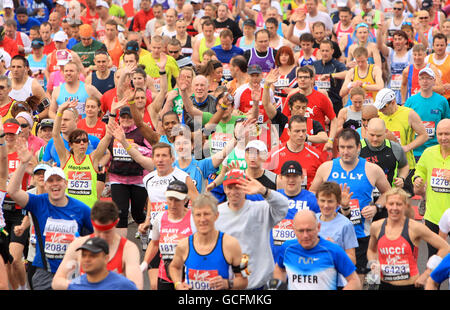 Marathon de Londres 2010.Vue générale alors que les concurrents débutent le marathon de Virgin London en 2010, à Londres. Banque D'Images