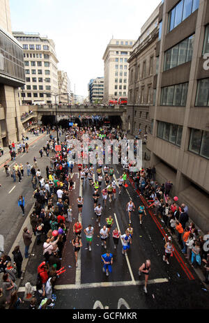 Vue générale des concurrents sur la route du marathon lors du marathon de Virgin London en 2010, à Londres. Banque D'Images