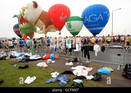 Vue générale alors que les concurrents débutent le marathon de Virgin London en 2010, à Londres. Banque D'Images