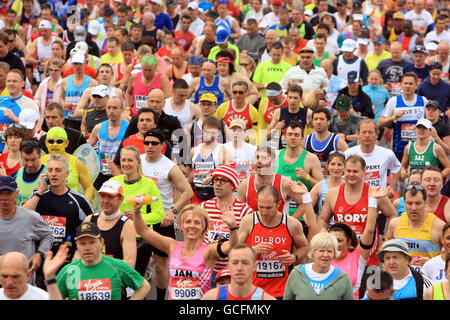 Marathon de Londres 2010.Vue générale alors que les concurrents débutent le marathon de Virgin London en 2010, à Londres. Banque D'Images