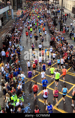 Vue générale des concurrents sur la route du marathon lors du marathon de Virgin London en 2010, à Londres. Banque D'Images