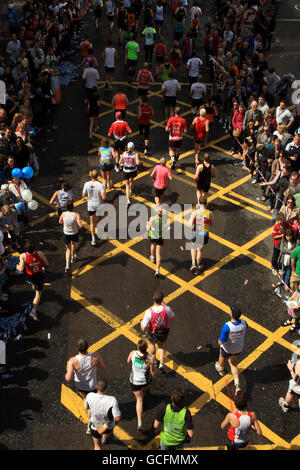 Vue générale des concurrents sur la route du marathon lors du marathon de Virgin London en 2010, à Londres. Banque D'Images