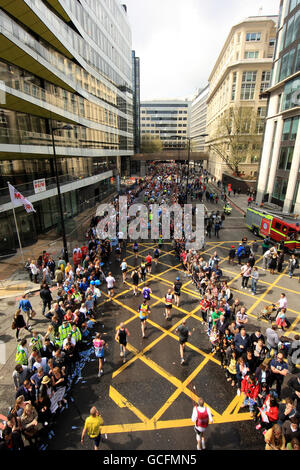 Vue générale des concurrents sur la route du marathon lors du marathon de Virgin London en 2010, à Londres. Banque D'Images