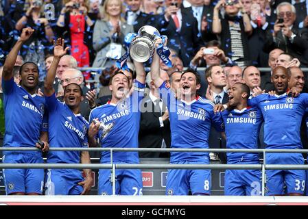 (Gauche-droite) Didier Drogba, Florent Malouda, John Terry, Frank Lampard, Ashley Cole et Nicolas Anelka célèbrent avec le FA Cup Trophée Banque D'Images