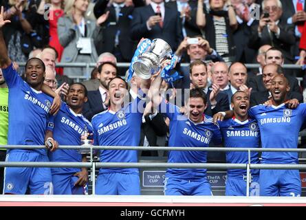 (Gauche-droite) Didier Drogba, Florent Malouda, John Terry, Frank Lampard, Ashley Cole et Nicolas Anelka célèbrent avec le FA Cup Trophée Banque D'Images