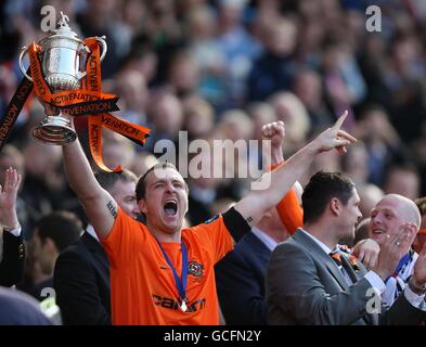 Le capitaine de Dundee United Andy Webster (à gauche) et l'ancien capitaine Lee Wilkie (en costume) Célébrez la finale de la coupe écossaise Active Nation Banque D'Images