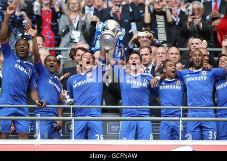 (Gauche-droite) Didier Drogba, Florent Malouda, John Terry, Frank Lampard, Ashley Cole et Nicolas Anelka célèbrent avec le FA Cup Trophée Banque D'Images