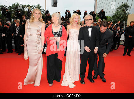 (De gauche à droite) Lucy Punch, Gemma Jones, Naomi Watts, Woody Allen et Josh Brolin arrivent pour la première de vous rencontrer Un Tall Dark Stranger, au 63e Festival de Cannes, France. Banque D'Images