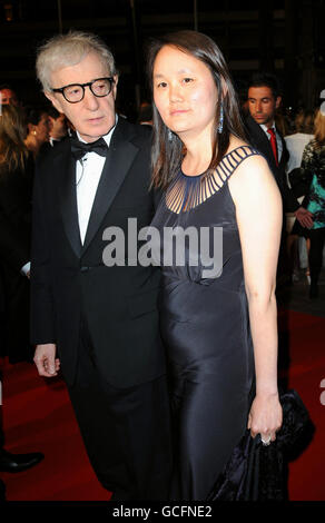 Woody Allen et sa femme bientôt Yi partir après la première de vous rencontrer UN Tall Dark Stranger, au 63e Festival de Cannes, France. Banque D'Images