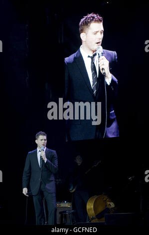 Michael Bublé se produit sur scène à la 02 Arena de Londres. Banque D'Images