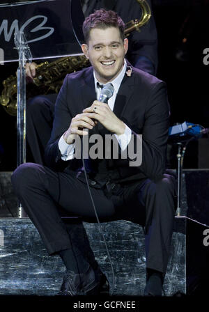 Michael Bublé se produit sur scène à la 02 Arena de Londres. Banque D'Images