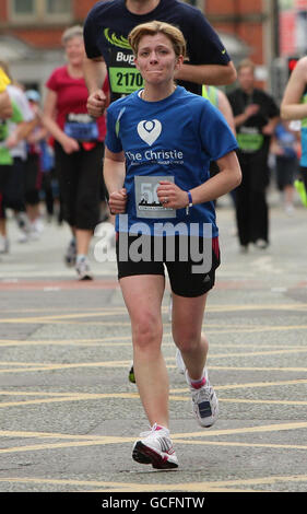 L'actrice Jane Danson termine la grande course de Manchester de la BUPA à Manchester. Banque D'Images