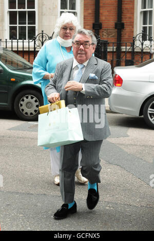 Ronnie Corbett et sa femme Anne Hart arrivent au Claridge's Hotel dans le centre de Londres, pour le mariage de David Walliams et Lara Stone. Banque D'Images