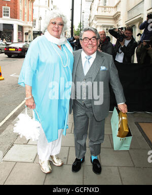 Ronnie Corbett et sa femme Anne Hart arrivent au Claridge's Hotel dans le centre de Londres, pour le mariage de David Walliams et Lara Stone. Banque D'Images