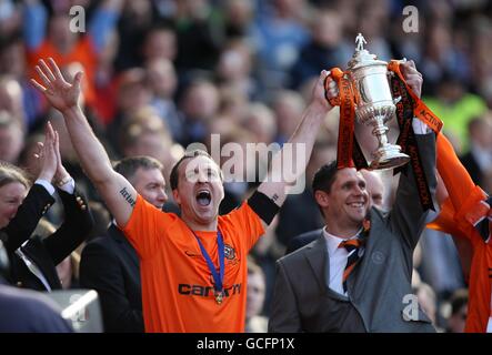 Le capitaine de Dundee United Andy Webster (à gauche) et l'ancien capitaine Lee Wilkie (en costume) Célébrez la finale de la coupe écossaise Active Nation Banque D'Images