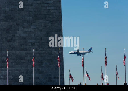 JetBlue un aéronef Airbus A320E avec 'Sharklets' (winglets) vole par le Washington Monument sur la façon d'atterrir à l'aéroport Reagan National Banque D'Images