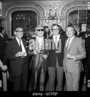 (De gauche à droite) le propriétaire du Palace Theatre, Emile Littler, Danny la rue, star du spectacle, le comédien vétéran Roy Hudd et l'homme derrière l'impresario Bernard Delfont, dans le bar du théâtre pour célébrer le succès de la nouvelle revue musicale de la rue. Banque D'Images