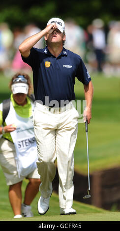 Golf - BMW PGA Championship 2010 - deuxième jour - Wentworth Golf Club.Lee Westwood, de l'Angleterre, réagit en se promenant sur le green du 18e trou lors du championnat BMW PGA au club de golf Wentworth, Surrey. Banque D'Images