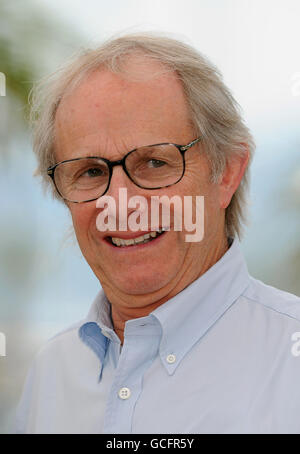 Le réalisateur Ken Loach assiste à un photocall pour son film route Irish, une entrée tardive pour la Palme d'Or, pendant le 63e Festival de Cannes, France. Banque D'Images