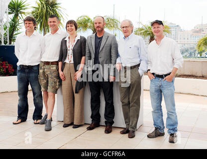 (De gauche à droite) John Bishop, Trevor Williams, Rebecca O'Brien, Mark Womack, Ken Loach et Paul Laverty assistent à une séance photo pour le nouveau film route Irish, qui est une entrée tardive pour la Palme d'Or, lors du 63e Festival du film de Cannes, en France. Banque D'Images