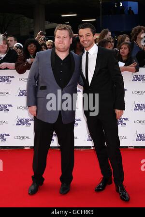 Dominic Cooper (à droite) et James Corden (à gauche) arrivent pour les National Movie Awards 2010 au Royal Festival Hall, Londres. Banque D'Images