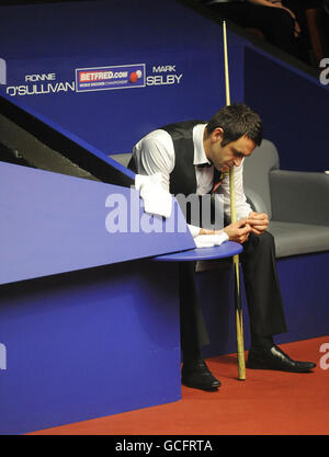 Ronnie O'Sullivan occupe sa présidence pendant les quarts de finale des Championnats du monde de snooker Betfred.com au Crucible Theatre, à Sheffield. Banque D'Images