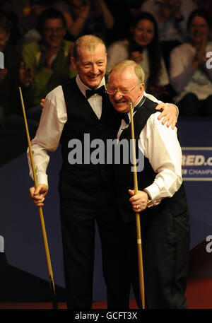 Steve Davis (à gauche) félicite Dennis Taylor après avoir remporté leur match d'exposition au Crucible Theatre, Sheffield. Banque D'Images