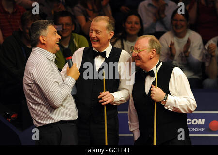 Steve Davis et Dennis Taylor (à droite) partagent une blague avec John Parrott (à gauche) après leur match d'exposition recréant leur finale de 1985 au Crucible Theatre, Sheffield. Banque D'Images