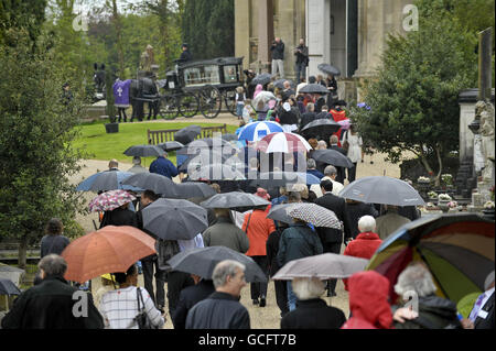 Des centaines de personnes se rendent sous la pluie pour assister à une cérémonie pour célébrer la réouverture du cimetière victorien Arnos Vale, Bristol, suite à un projet de 5 m visant à restaurer l'impressionnant parc de 45 hectares en un centre du patrimoine, de la faune, de l'éducation et des visiteurs. Banque D'Images