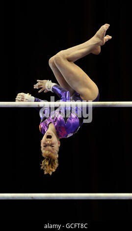 Tatiana Nabeeva, de Russie, est en compétition sur les barreaux inégaux lors des championnats artistiques européens de la NIA à Birmingham. Banque D'Images