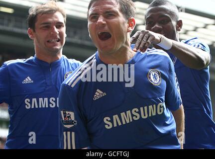 Frank Lampard (au centre) de Chelsea célèbre avec ses coéquipiers Branislav Ivanovic (à gauche) et Salomon Kalou (à droite) après avoir obtenu leur deuxième score but du jeu Banque D'Images