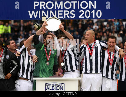 West Bromwich les joueurs d'Albion célèbrent leur promotion après le match de championnat de Coca-Cola aux Hawthorns, West Bromwich. Banque D'Images