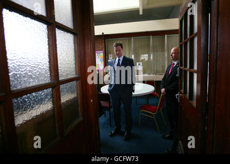 Nick Clegg, le dirigeant libéral démocrate, s'adresse à la population locale lors d'une réunion à Redcar, Teeside, lors d'une visite de campagne électorale générale dans la région. Banque D'Images