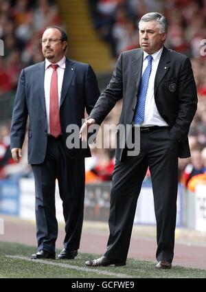 Football - Barclays Premier League - Liverpool / Chelsea - Anfield.Rafael Benitez, directeur de Liverpool (à gauche), et Carlo Ancelotti, directeur de Chelsea (à droite) sur la ligne de contact. Banque D'Images