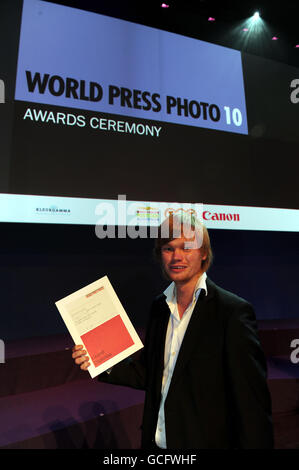 Gareth Copley, photographe de l'Association de presse, a reçu son prix pour avoir remporté la section action sportive lors de la cérémonie des World Press photo Awards à Amsterdam. Banque D'Images