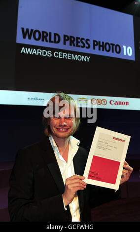 Gareth Copley, photographe de l'Association de presse, a reçu son prix pour avoir remporté la section action sportive lors de la cérémonie des World Press photo Awards à Amsterdam. Banque D'Images