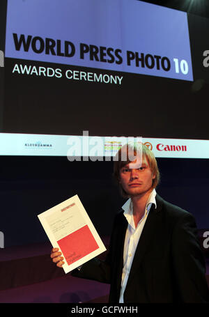 Gareth Copley, photographe de l'Association de presse, a reçu son prix pour avoir remporté la section action sportive lors de la cérémonie des World Press photo Awards à Amsterdam. Banque D'Images