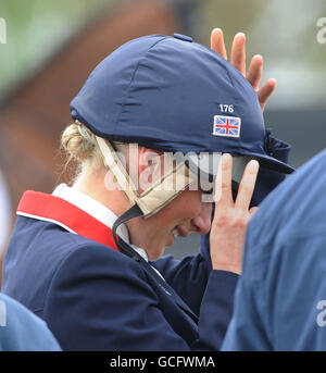 Equestrian - essais de chevaux de badminton Mitsubishi Motors 2010 - quatrième jour - Gloucestershire Park.Zara Phillips ajuste son casque après avoir porté Glenbuck dans le spectacle saut pendant le quatrième jour des épreuves de badminton à cheval au Badminton. Banque D'Images