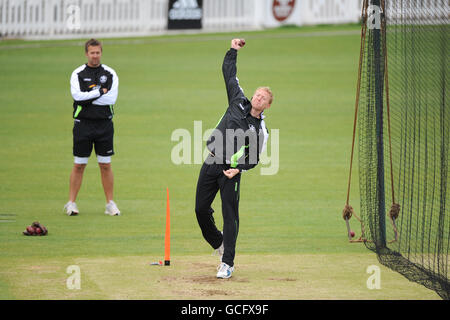 Cricket - Liverpool Victoria County Championship - Division 2 - Premier jour - Surrey v Gloucestershire - The Brit Oval.Gareth Batty, de Surrey, au cours de l'échauffement observé par l'entraîneur Ian Salisbury (à gauche) Banque D'Images