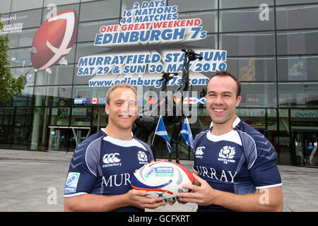 Andrew Turnbull et Micky Adamson, en Écosse, font la promotion de la compagnie aérienne IRB Emirates Airline Edinburgh 7s lors du photocall à l'Omni Centre, à Édimbourg. Banque D'Images