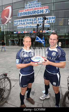 Andrew Turnbull et Micky Adamson, en Écosse, font la promotion de la compagnie aérienne IRB Emirates Airline Edinburgh 7s lors du photocall à l'Omni Centre, à Édimbourg. Banque D'Images