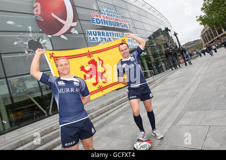 Andrew Turnbull et Micky Adamson, en Écosse, font la promotion de la compagnie aérienne IRB Emirates Airline Edinburgh 7s lors du photocall à l'Omni Centre, à Édimbourg. Banque D'Images