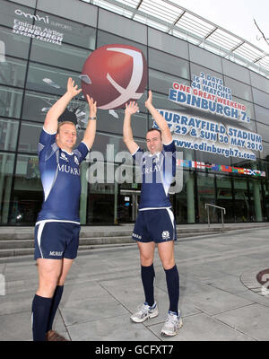 Andrew Turnbull et Micky Adamson, en Écosse, font la promotion de la compagnie aérienne IRB Emirates Airline Edinburgh 7s lors du photocall à l'Omni Centre, à Édimbourg. Banque D'Images