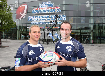 Andrew Turnbull et Micky Adamson, en Écosse, font la promotion de la compagnie aérienne IRB Emirates Airline Edinburgh 7s lors du photocall à l'Omni Centre, à Édimbourg. Banque D'Images