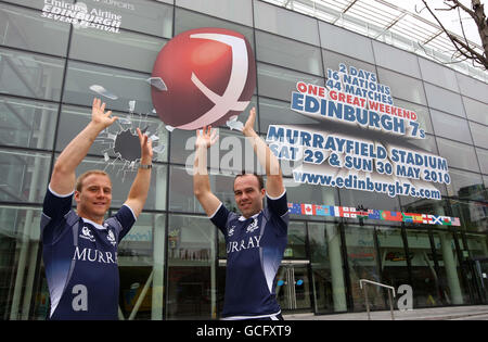 Andrew Turnbull et Micky Adamson, en Écosse, font la promotion de la compagnie aérienne IRB Emirates Airline Edinburgh 7s lors du photocall à l'Omni Centre, à Édimbourg. Banque D'Images